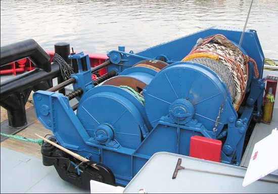 Electric and hydraulic deck winch