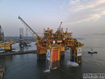 The world's first 100,000-ton deepwater semi-submersible oil production and storage platform delivered and set sail