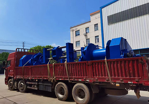 Two sets of 250kn hydraulic winches were sent to Runyang Shipyard