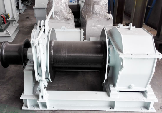 Single drum mooring winch