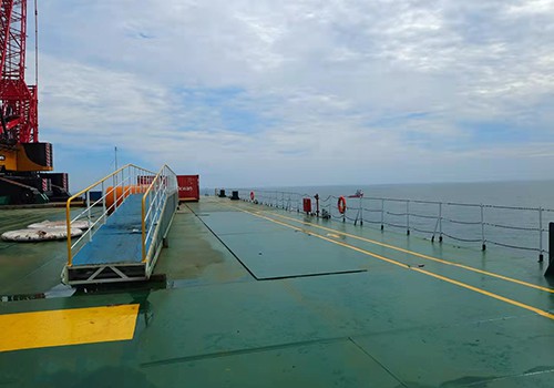 Defu 3 semi-submersible working platform of Yantai Salvage Bureau.jpg